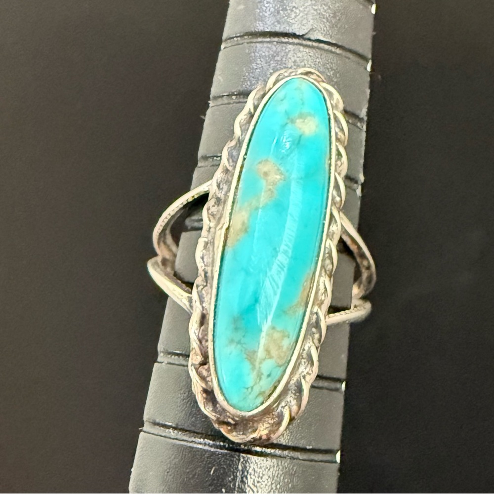 Vintage Unsigned Handcrafted Sterling Silver Oval Turquoise Ring Size 4 4g.